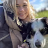 WPF Community - Eine lächelnde blonde Frau mit Hund im Freien.
