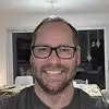 WPF Community - Ein lächelnder Mann mit Bart und Brille blickt in die Kamera.