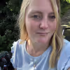 WPF Community - Eine blonde Frau mit einem hellblauen Oberteil und einer Halskette blickt in die Kamera.